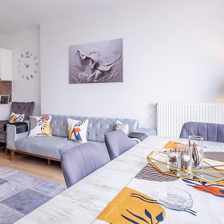Charming Flat With City View In Atasehir Istanbul Eksteriør billede